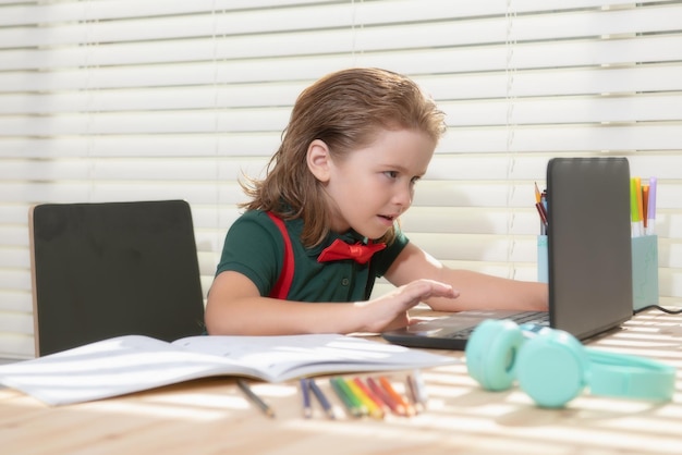 Élève d'écolier étudiant à la maison à l'aide d'un ordinateur portable École à domicile Éducation en ligne Éducation à domicile