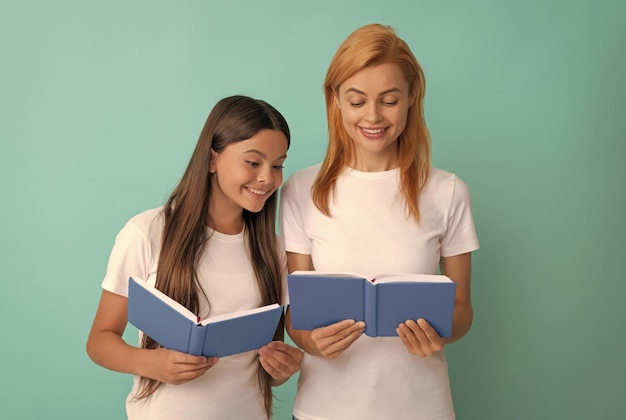 Élève et étudiant souriants reprenant des livres à l'école