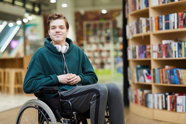 Élève handicapé dans la bibliothèque