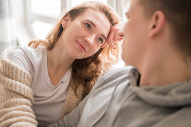 Élevé, jeune, couple, regarder, autre