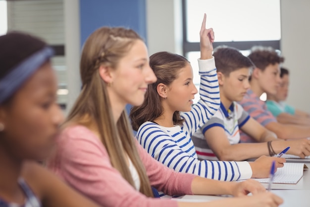 Élève levant la main en classe