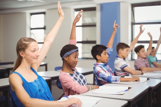 Élève levant la main en classe