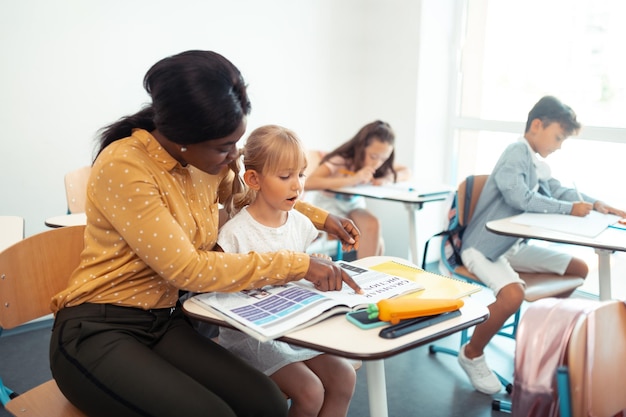 Élève mignon répondant à la question de son professeur