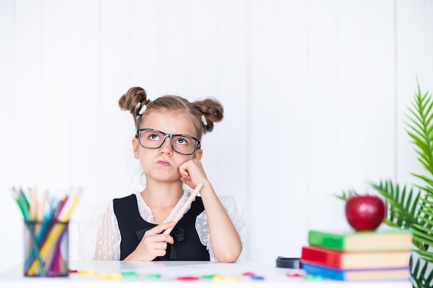 Élève réfléchi au bureau