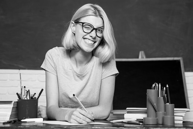 Élève se préparant à un test ou à un examen. Portrait de jeune enseignante caucasienne confiante. Étudiant