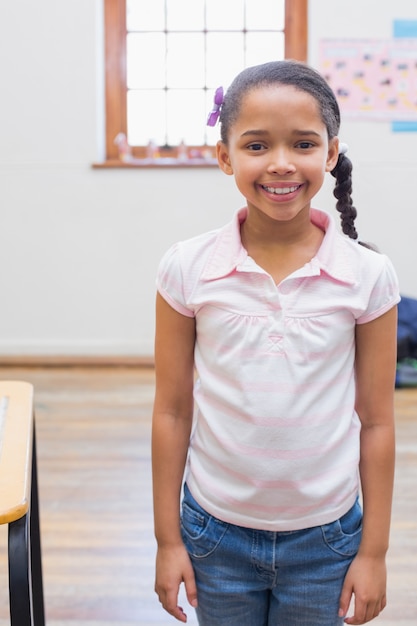 Élève souriant dans la salle de classe