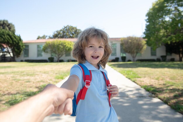 Élève tenant la main des pères parent aller à l'école début de l'année scolaire début des cours