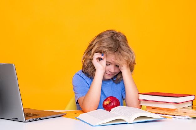 Élève triste fatigué et ennuyé Retour à l'école Portrait d'un écolier mignon enfant Concept d'école et d'éducation pour enfants