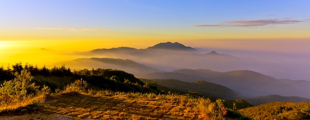 Lever ou coucher de soleil sur la colline de la montagne