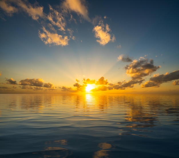 Lever ou coucher de soleil spectaculaire reflété dans les eaux calmes d'un océan artificiel pour représenter la paix ou le paradis