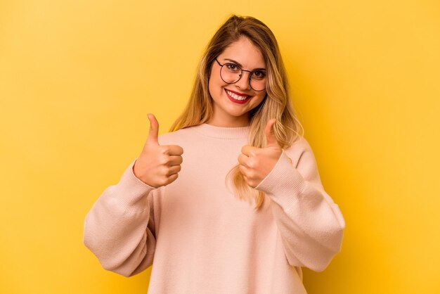 Lever les deux pouces vers le haut souriant et confiant