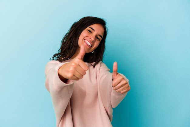 Lever les deux pouces vers le haut souriant et confiant