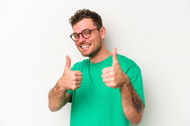 Lever les deux pouces vers le haut souriant et confiant