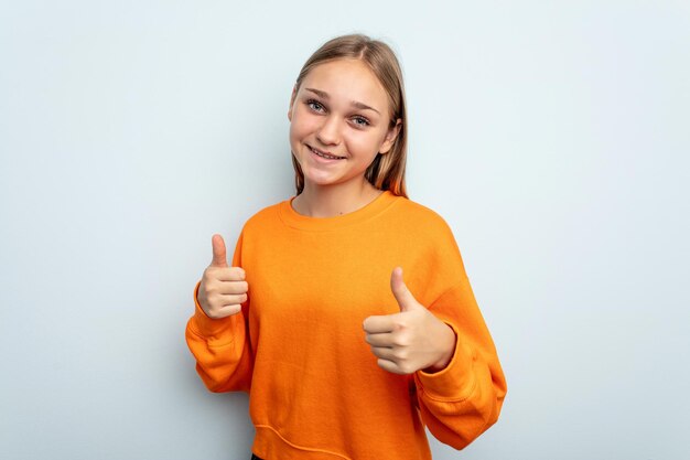 Lever les deux pouces vers le haut souriant et confiant