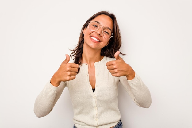 Lever les deux pouces vers le haut souriant et confiant