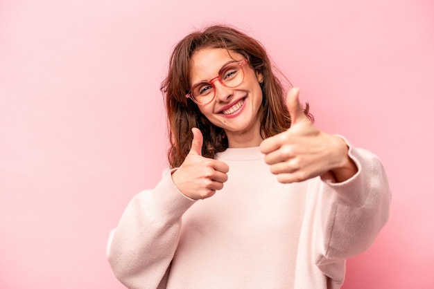 Lever les deux pouces vers le haut souriant et confiant