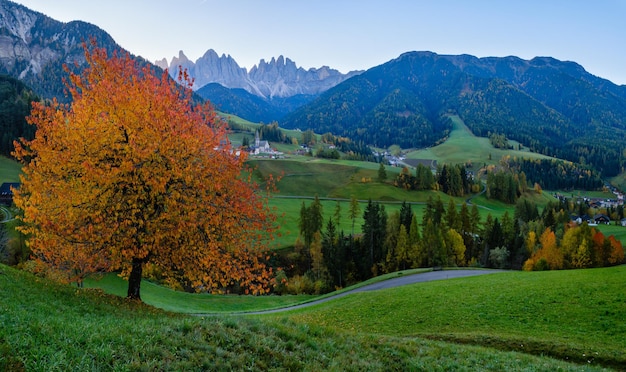Lever du jour d'automne Santa Magdalena célèbre Italie vue sur le village des Dolomites devant les rochers de montagne Geisler ou Odle Dolomites