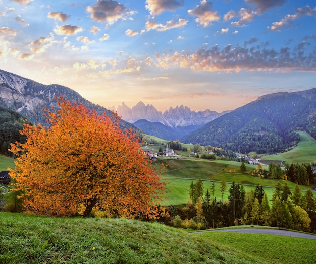 Lever du jour d'automne Santa Magdalena célèbre Italie vue sur le village des Dolomites devant les rochers de montagne Geisler ou Odle Dolomites