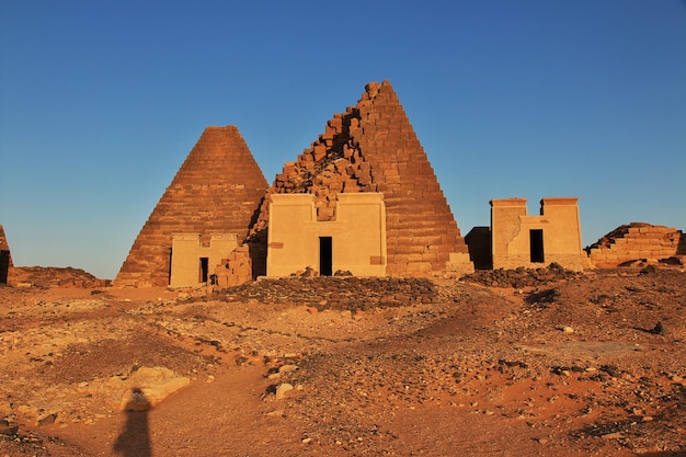 Le Lever Du Soleil, Les Anciennes Pyramides De Méroé Dans Le Désert Du Sahara Du Soudan