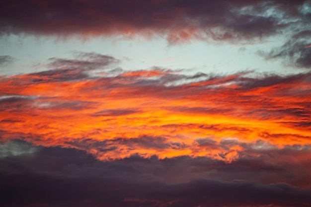 Lever du soleil au coucher du soleil avec des nuages, des rayons lumineux et d'autres effets atmosphériques