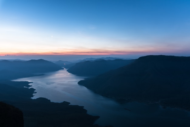 Lever du soleil au-dessus du lac et de la montagne