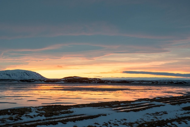 Le lever du soleil au-dessus du lac Myvatn en Islande