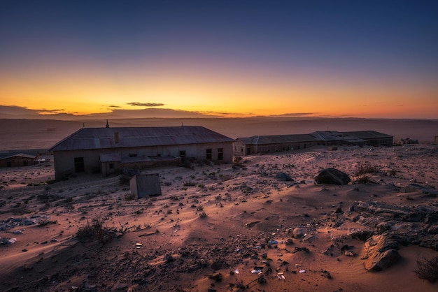 Lever du soleil au-dessus des maisons abandonnées de la ville fantôme de Kolmanskop Namibie
