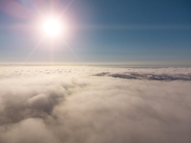 Lever du soleil au-dessus des nuages depuis un drone