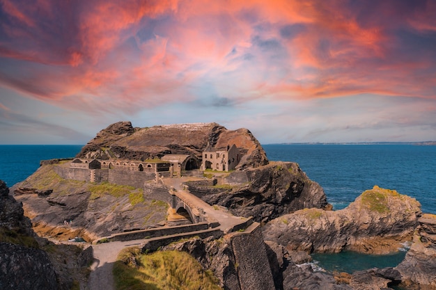 Lever du soleil au Fort des Capucins un îlot rocheux situé dans l'océan Atlantique au pied de la falaise de la ville de Roscanvel, sur la presqu'île de Crozon en France.