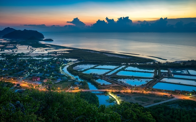 Lever du soleil au point de vue de Khao Daeng, parc national de Sam Roi Yot près de Hua Hin, Thaïlande