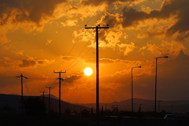 Lever du soleil sur les autoroutes du centre de la Grèce près de la ville de Tebe