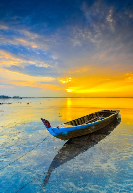 Lever du soleil et bateau sur l'île de Batam