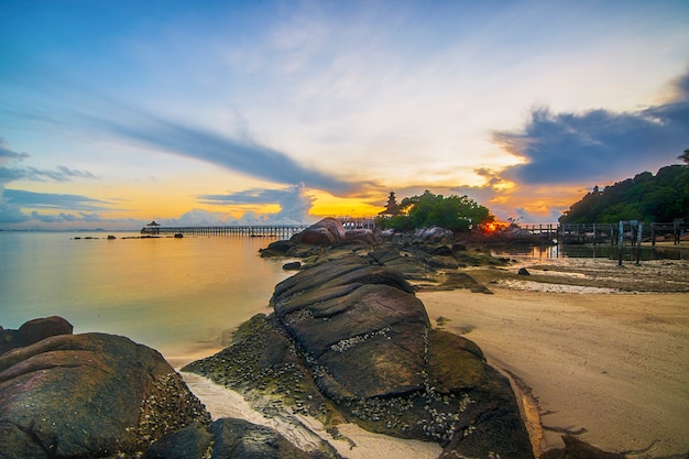 Lever du soleil de beauté dans l'île de batam de plage de turi