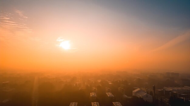 Le lever du soleil brumeux avec l'horizon de San Donato Milanese depuis un drone Lombardia Milan Italie