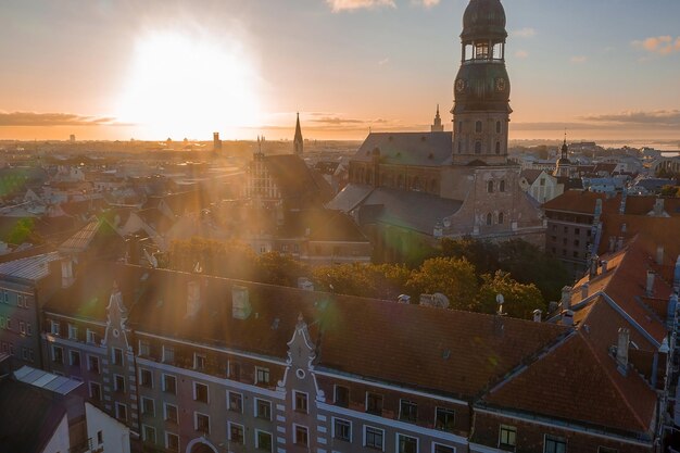 Lever du soleil sur le centre de Riga, Lettonie. Vue aérienne de l'église Saint-Pierre. Vue panoramique rapprochée de la cathédrale avec la vieille ville de Riga en arrière-plan.