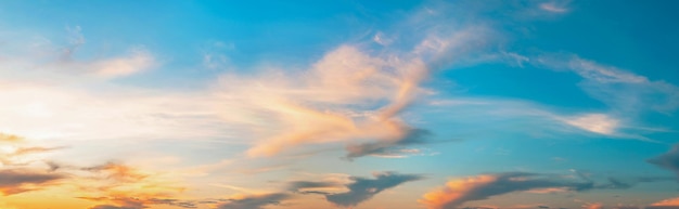 Lever du soleil avec ciel bleu et nuage jaune