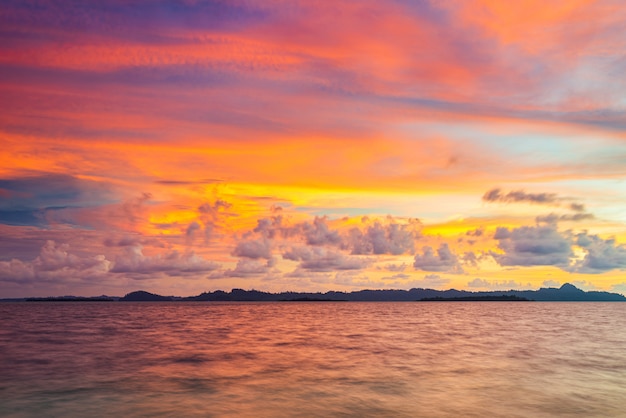 Lever du soleil ciel dramatique sur la mer, plage du désert tropical, aucun peuple, nuages orageux, destination de voyage, Indonésie îles Banyak Sumatra