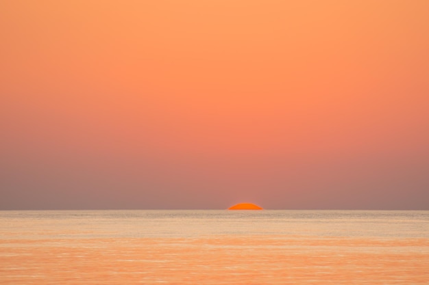 le lever du soleil avec un ciel orange et le soleil à la mer Rouge en vacances