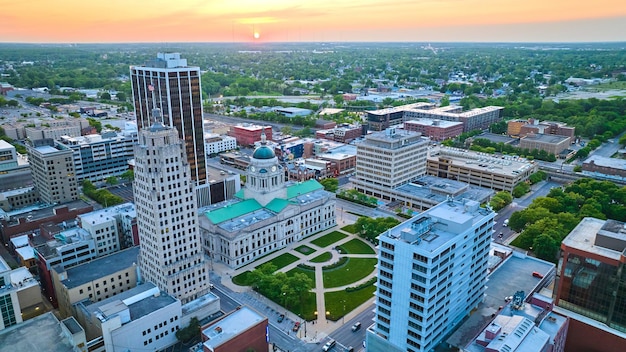 Lever du soleil sur le cœur du centre-ville de Fort Wayne avec l'antenne des principaux immeubles de bureaux