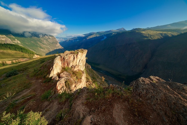 Lever du soleil sur le col katuyaryk et la vallée de la rivière Chulyshman république de l'altaï sibérie russie