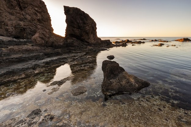 Lever du soleil sur la côte d'Escullos. Parc Naturel de Cabo de Gata. Almeria. Espagne.