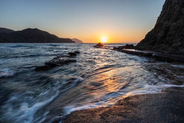 Lever du soleil sur la côte d'Isleta del Moro. Parc Naturel de Cabo de Gata. Almeria. Espagne.