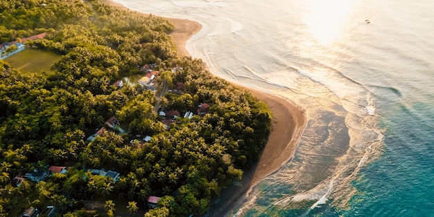 Lever du soleil sur la côte de Java