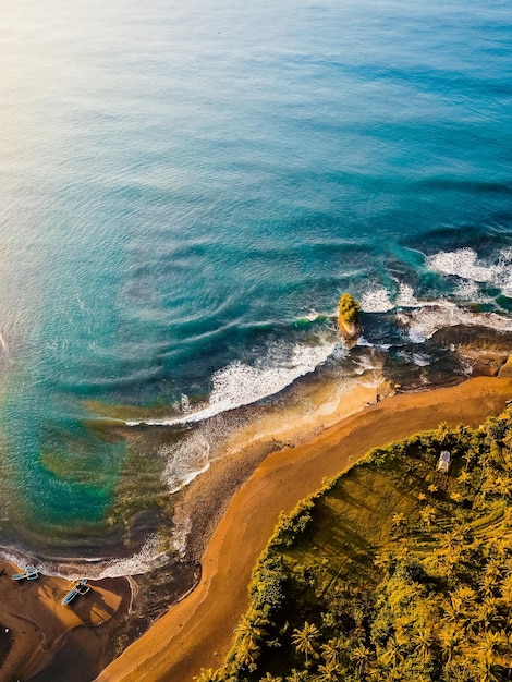 Lever du soleil sur la côte de Java