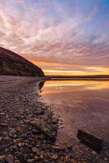 Lever du soleil sur la côte vallonnée de la rivière Zay