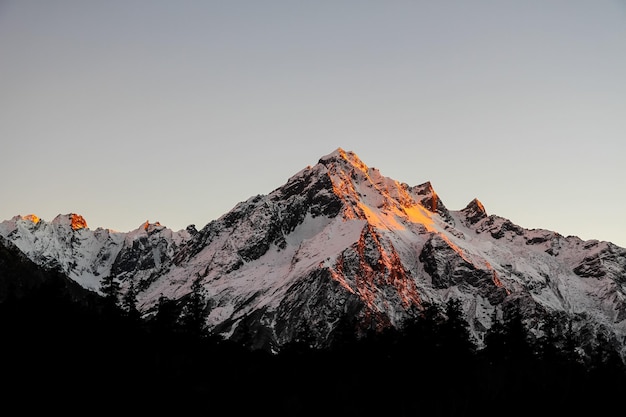 Lever du soleil Coucher du soleil dans les montagnes de l'Himalaya Népal Api Base Camp Trek, Darchula, Népal