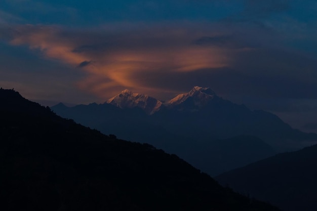 Lever du soleil dans l'Himalaya Everest Base Camp Trek à Solukhumbu, Népal