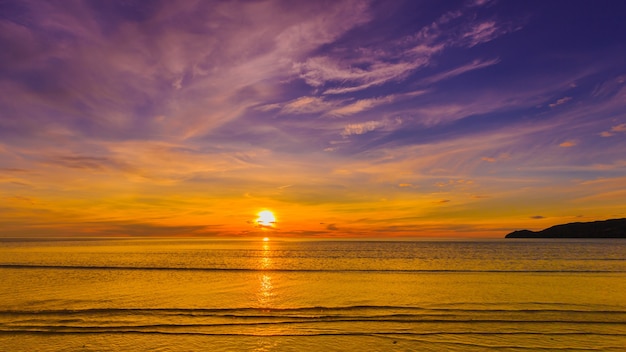 lever du soleil dans la mer