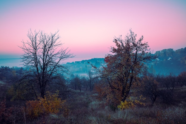 Le lever du soleil dans les montagnes au début du matin brumeux paysage rural Obukhiv Ukraine