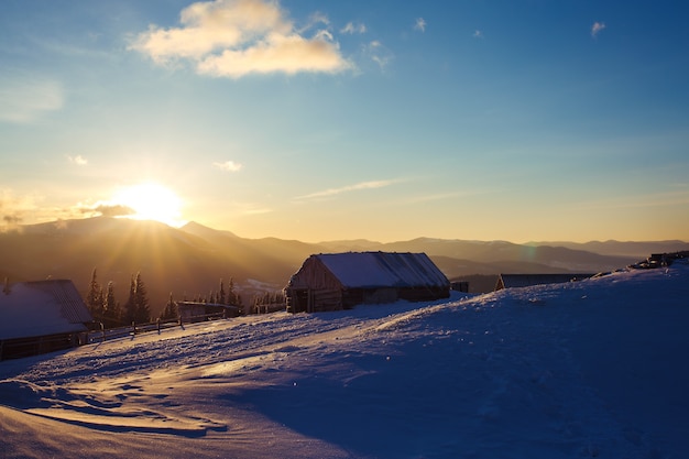 Lever du soleil dans les montagnes. Belle vue sur les montagnes depuis un point culminant.